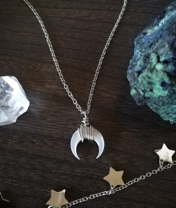 Collana con luna crescente di madreperla