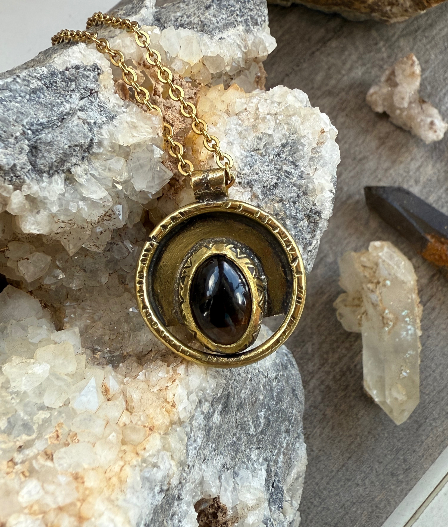 Collana con Quarzo Fumé naturale e medaglietta in ottone