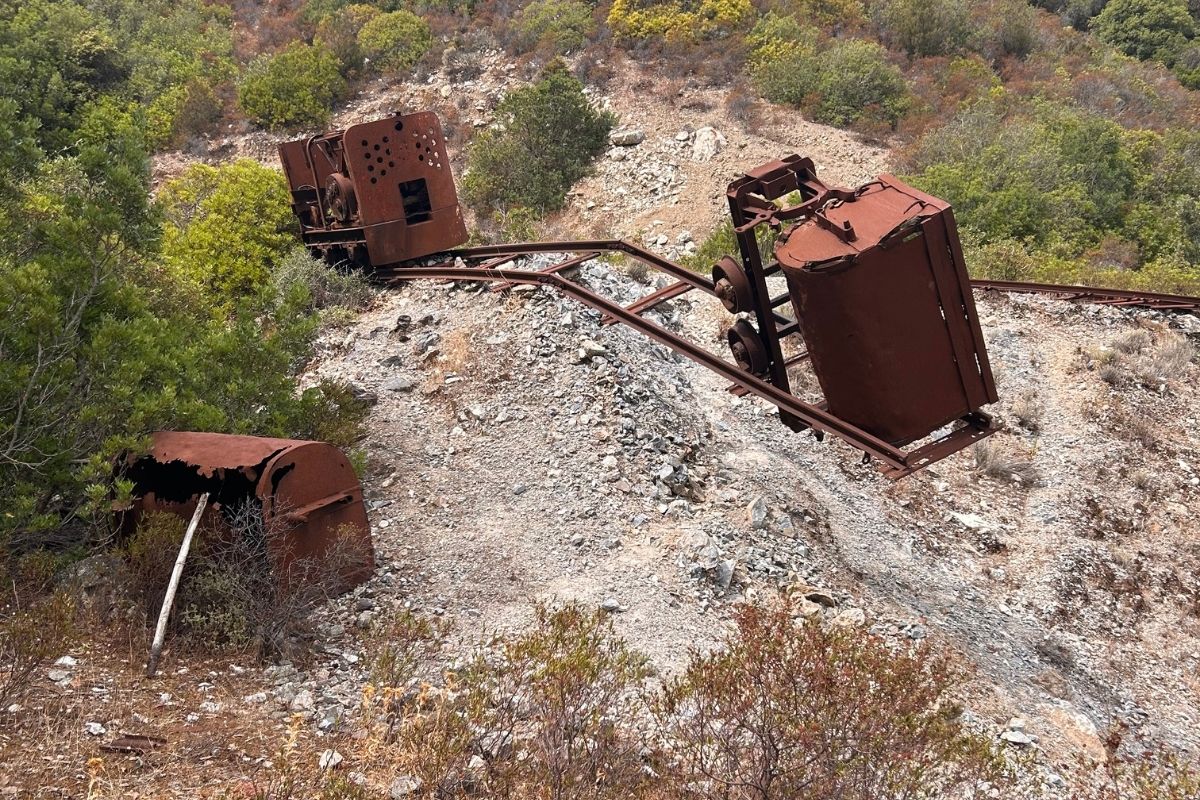 foto nei pressi della miniera di santa Lucia, Sulcis-inglesiente, Sardegna. carrelli arrugginiti e binari. sito abbandonato