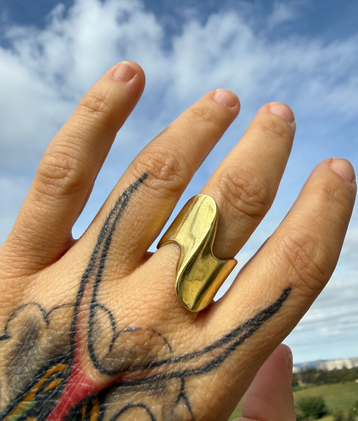 Anello Piega in ottone indossato